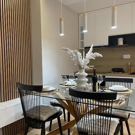Square Center Apartment *